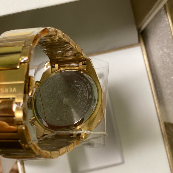 Versace - Picture 3 of 14